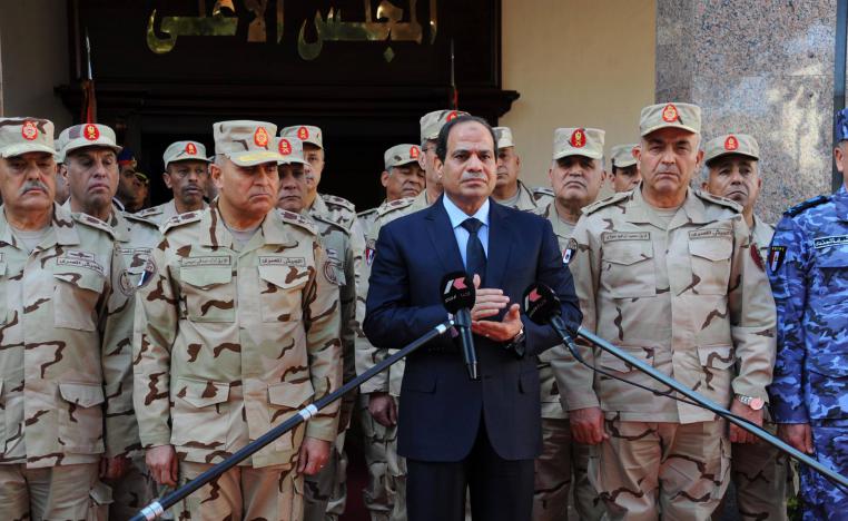 الرئيس المصري عبدالفتاح السيسي مع كبار قادة الجيش