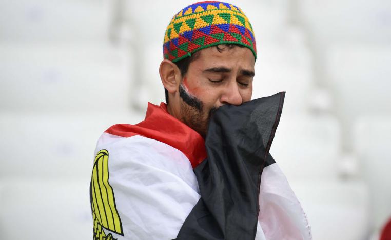 مشجع مصري محبط بعد خسارة فريقه أمام السعودية