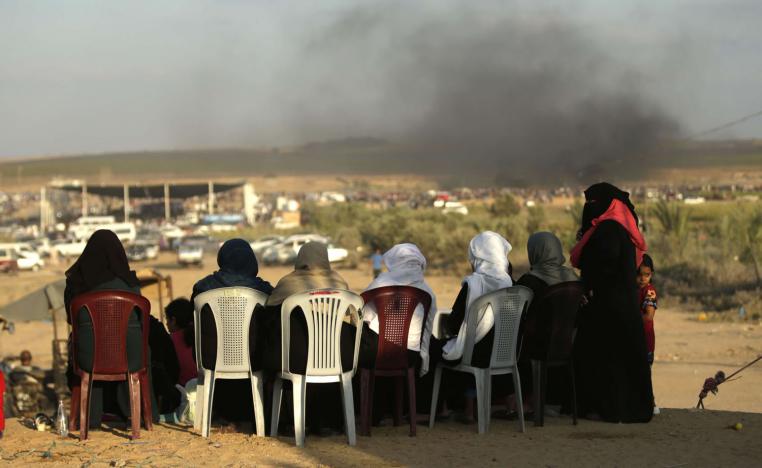 نساء فلسطينيات على الحدود بين غزة وإسرائيل