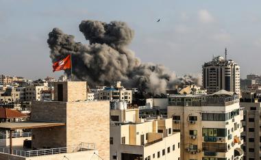 دخان يتصاعد من وسط غزة على اثر غارات اسرائيلية عنيفة