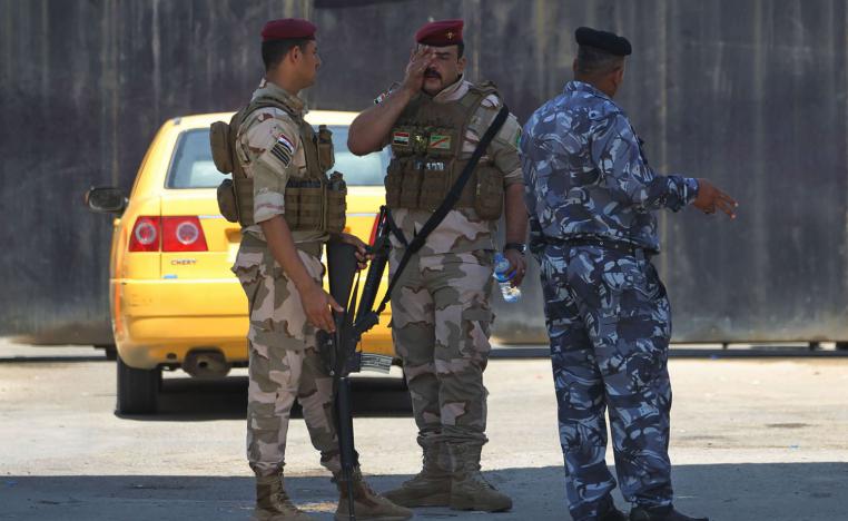 رجال أمن عراقيون يحرسون مخزنا لصناديق الاقتراع للانتخابات الأخيرة
