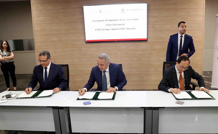 توقيع وزير الصناعة والتجارة المغربي مولاي حفيظ العلمي على اتفاقية تشييد مصنع ستيك ديكاستال 