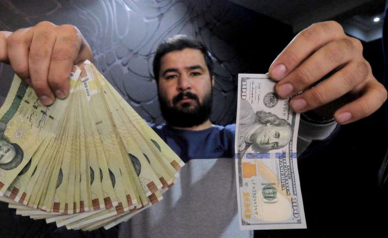 الريال الايراني يخسر نصف قيمته في اربعة اشهر