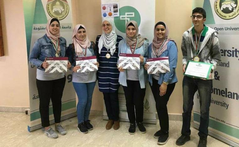 طالبات ثانوية فلسطينيات في صورة جماعية بعد نجاحهن في الوصول الى المرحلة الاخير من مسابقة تكنوفيشن