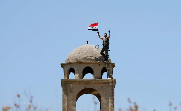 جندي سوري يرفع علم بلاده على كنيسة في مدينة القنيطرة