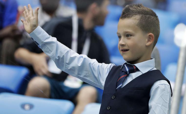 طفل بريطاني يرتدي نفس ملابس مدرب منتخب انكلترا