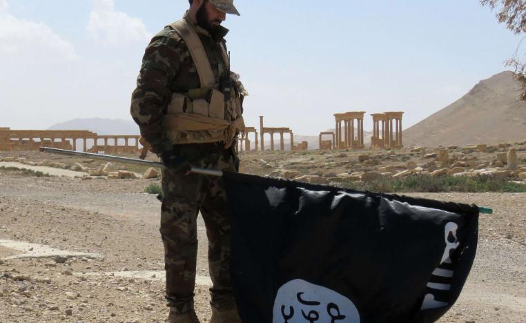 جندي سوري ينكس راية التنظيم بعد هزيمته