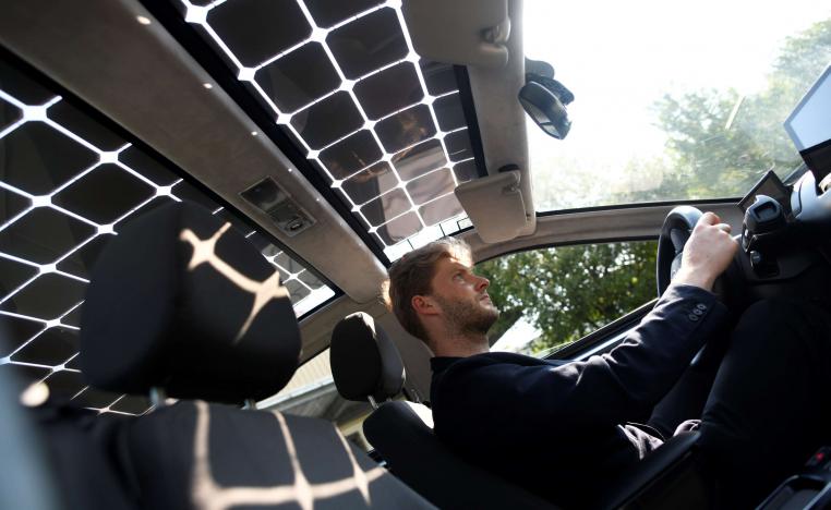 سائق خلف مقود سيارة سيون خلال رحلة تجريبية