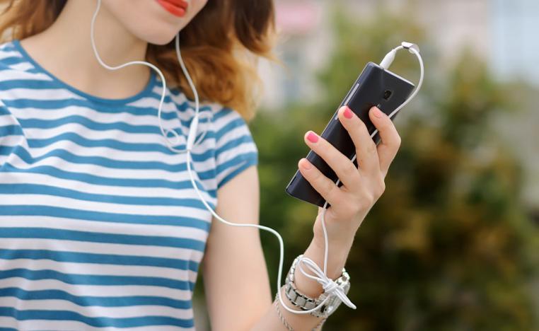 الثروات تتدفق من موجات البث الصوتي