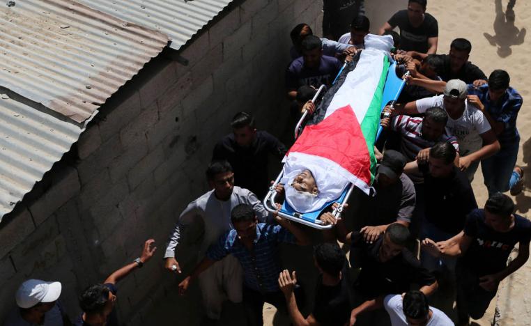 فلسطينيون يشيعون الشاب سعدي معمر الذي قتلته القوات الاسرائيلية وهو يتظاهر على الحدود مع غزة