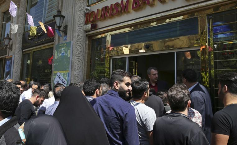 فرق بأكثر من الضعفين بين السعر الرسمي والسوق السوداء