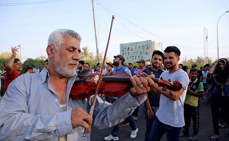 الفنان هشام شبر يعزف الكمان احتجاجا على الفساد في البصرة