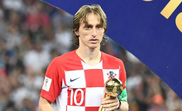 لوكا مودريتش خلال تسلمه جائزة افضل لاعب
