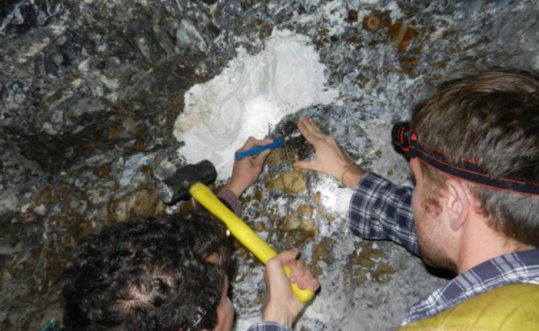 رجل يستخرج المغنسيت في شكله الطبيعي