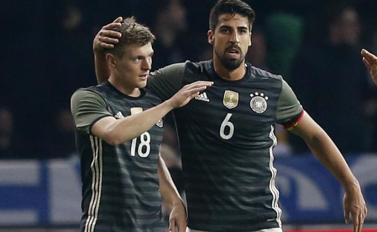 طوني كروس وسامي خضيرة  يحتفلان بالتسجيل في شباك المنتخب الانكليزي في 2016