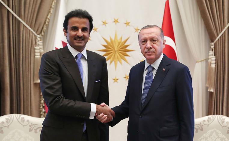 الرئيس التركي رجب طيب اردوغان يصافح ضيفه أمير قطر الشيخ تميم بن حمد ببرود
