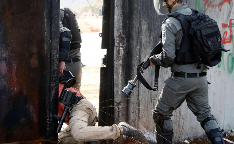 الجيش الاسرائيلي يعتقل فلسطينيا