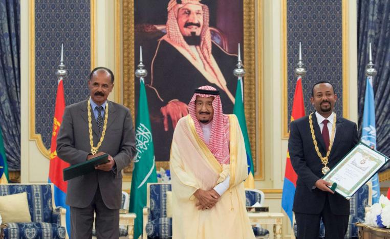 العاهل السعودي يقلد الزعيمان الافريقيان قلادة الملك عبدالعزيز