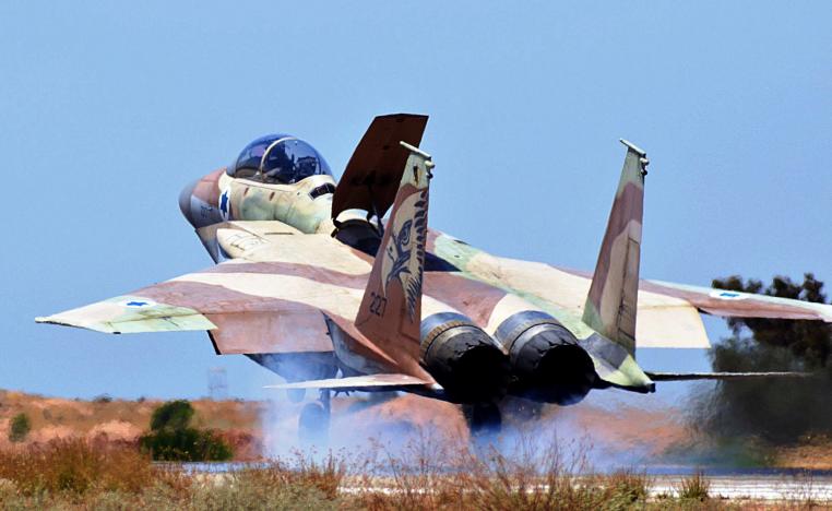 مقاتلة اسرائيلية تنطلق من احدى القواعد العسكرية 