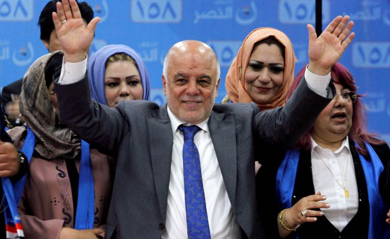 العبادي يحيي مناصريه خلال الانتخابات العراقية