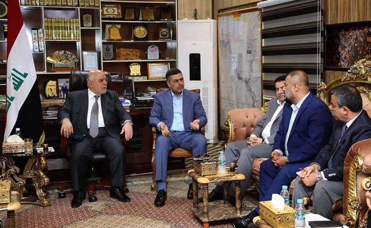 رئيس الوزراء العراقي حيدر العبادي يتحدث مع مسؤولين حكوميين في البصرة