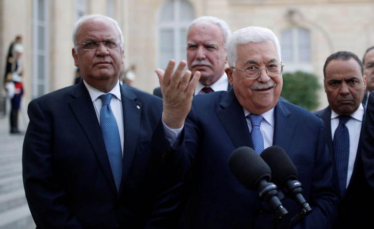 الرئيس الفلسطيني عباس مع عدد من مساعديه