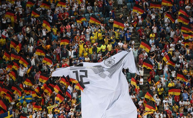 مشجعون في مونديال روسيا يبسطون قميصا عملاقا للمنتخب الألماني ممهورا بعلامة أديداس 