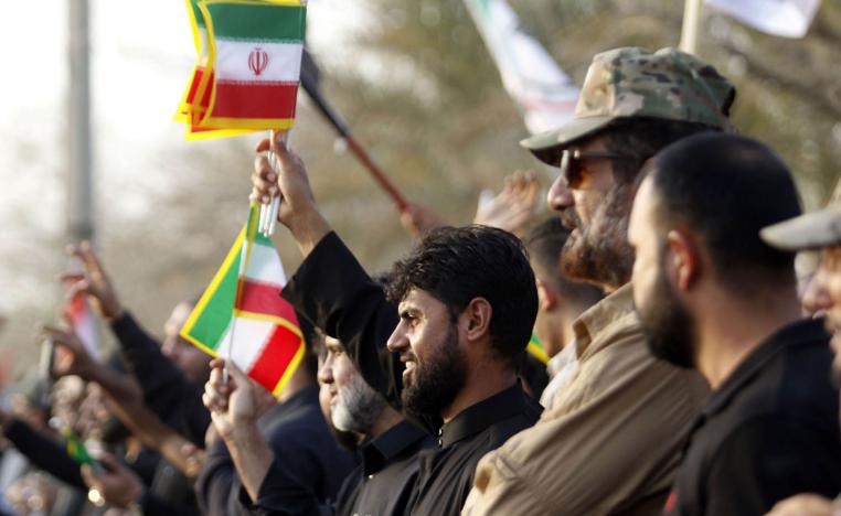 عراقيون يلوحون بأعلام إيرانية للرد على من أحرقوا القنصلية الإيرانية في البصرة