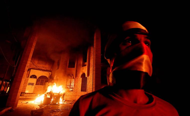 عراقي أمام القنصلية الإيرانية المحترقة في البصرة