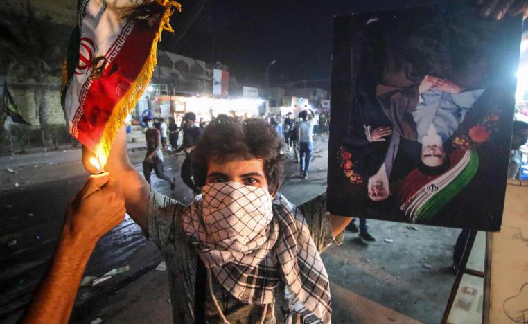 عراقي يحرق علم إيران وصورة الخميني وخامنئي بعد حرق القنصلية الإيرانية في البصرة