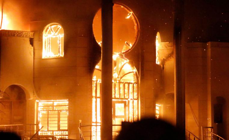 عراقيون يحرقون القنصلية الإيرانية في البصرة