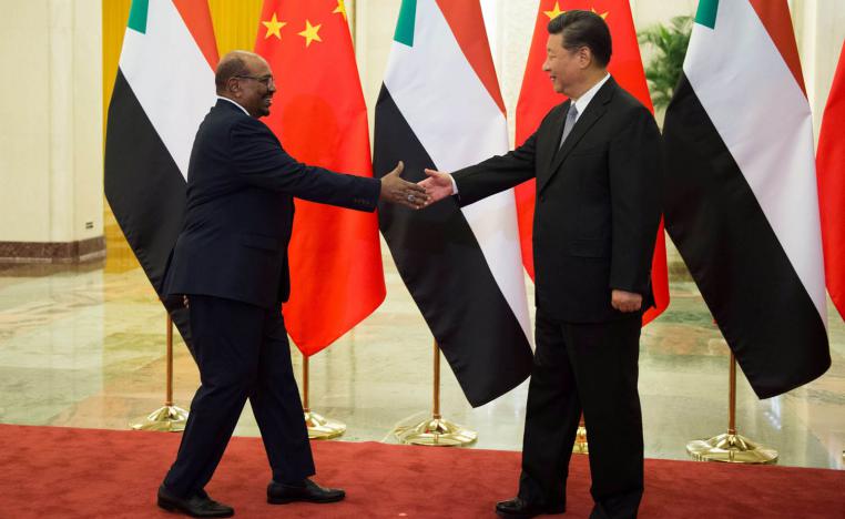 الرئيس الصيني زي جينبينغ يصافح الرئيس السوداني عمر البشير