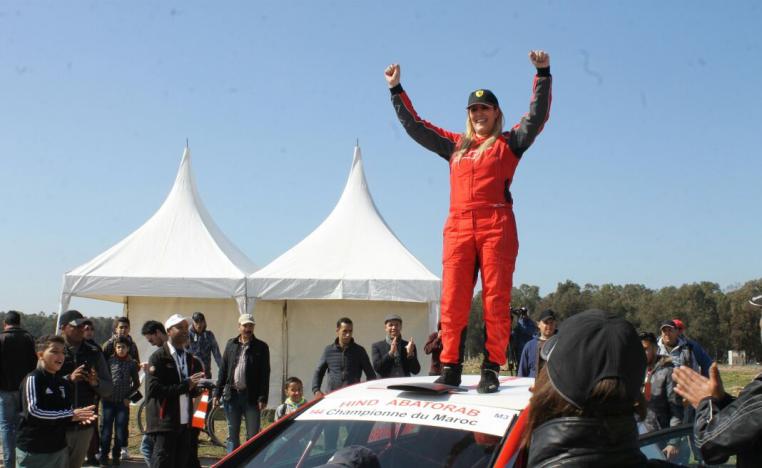 هند أبا تراب تحتفل بتفوقها في البطولة المحلية للسيارات