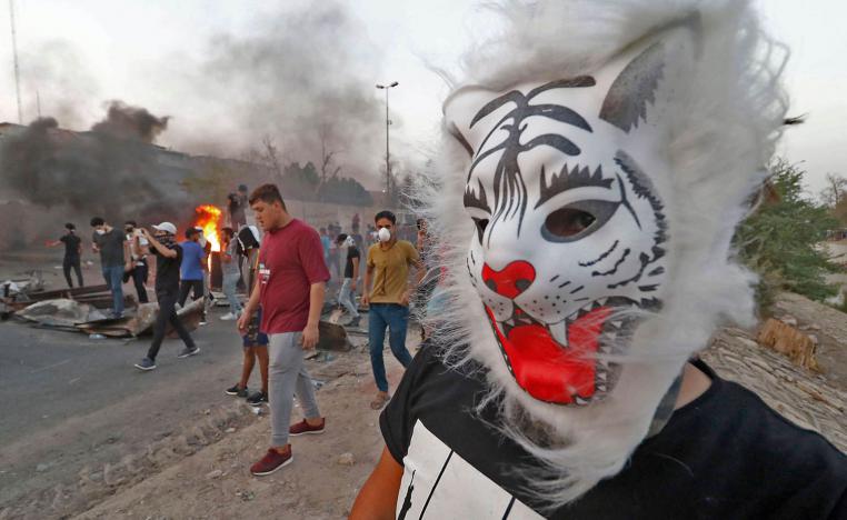 متظاهر يرتدي قناعا في البصرة