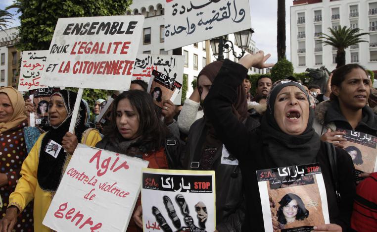 متظاهرات مغربيات يرفعن لافتات تطالب بوقف العنف ضد النساء