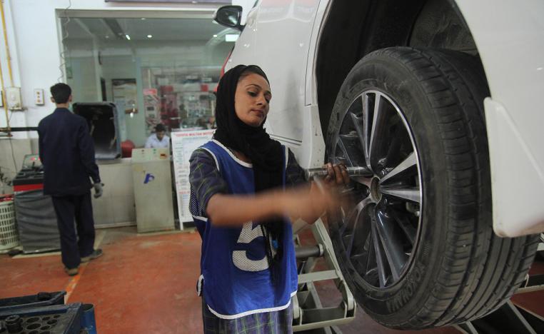 المرأة الميكانيكية تتحدى التقاليد الصارمة في باكستان