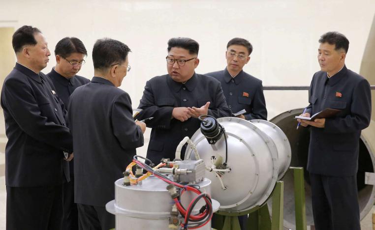 الرئيس الكوري الشمالي يتفقد قنبلة نووية