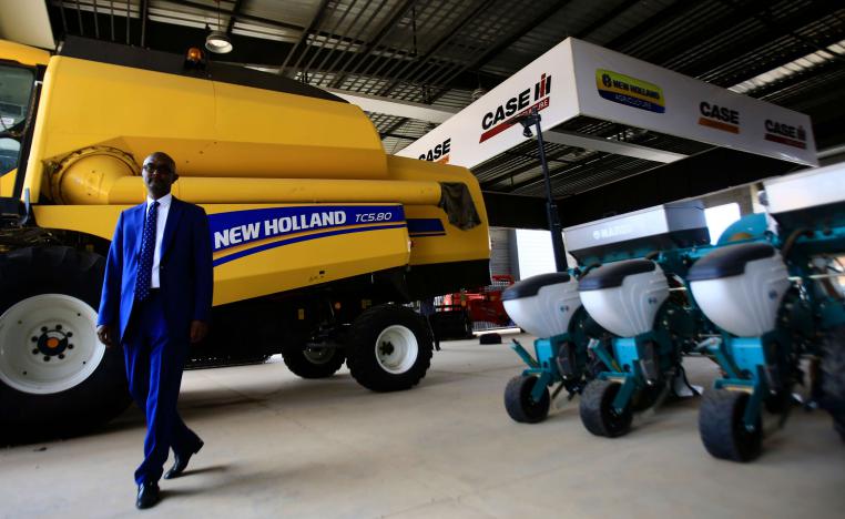 رجل اعمال سوداني في مصنعه