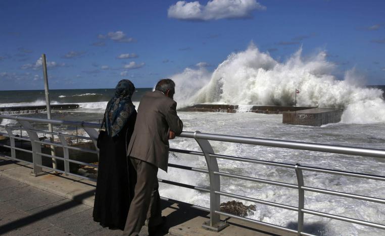 لبناني وزوجته على حافة البحر في بيروت
