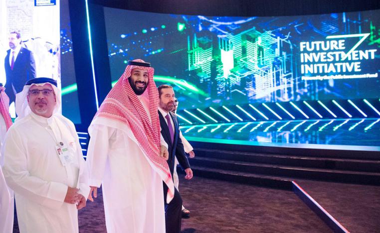ولي العهد السعودي الأمير محمد بن سلمان يرافقه رئيس الوزراء اللبناني سعد الحريري في اليوم الثاني للمؤتمر