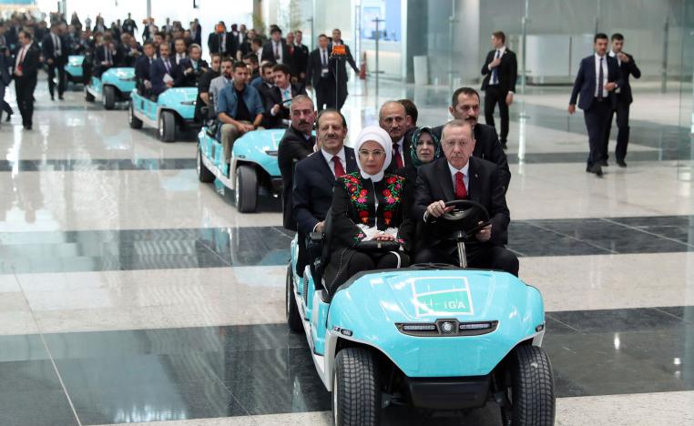الرئيس التركي في جولة بالمطار الجديد رفقة زوجته وكبار الشخصيات