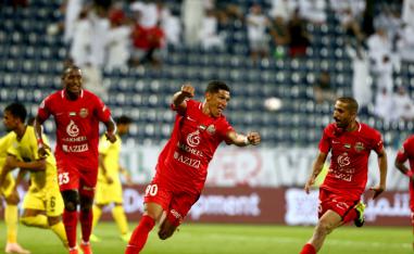 لاعبو شباب الأهلي يحتفلون بالفوز على الوصل