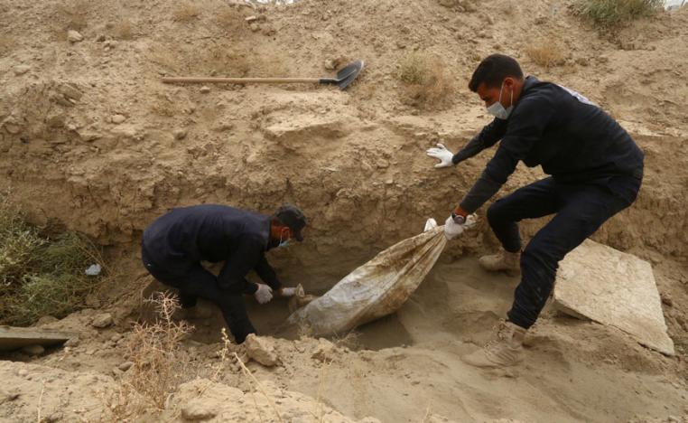 فريق تابع لمجلس الرقة يقوم باستخراج جثث من مقابر جماعية