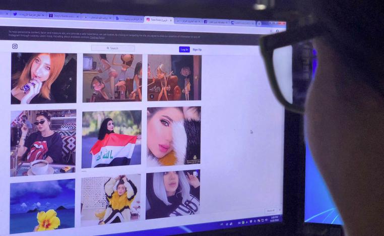 ناشطة عراقية تتصفح موقع تارة فارس على انستغرام