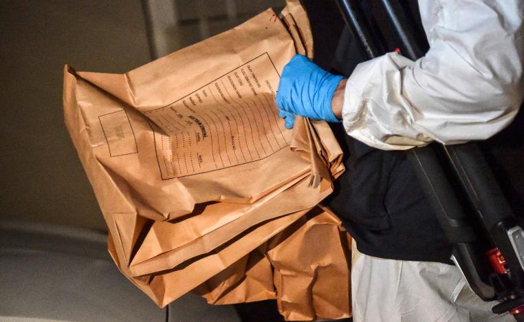A Turkish forensic police officer carries evidence packs while he leaves the Saudi Arabian Consulate on October 18, 2018 in Istanbul.