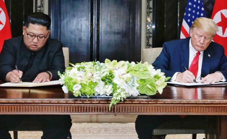 الرئيسان الأميركي دونالد ترامب والكوري الشمالي كيم جونغ أون في أول لقاء بينهما في سنغافورة