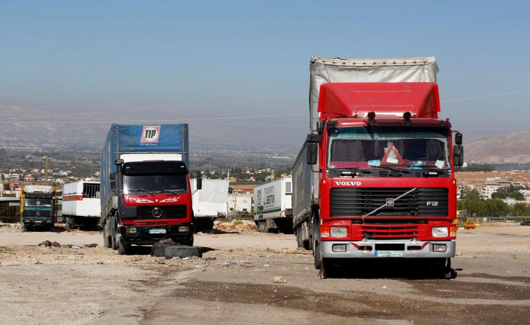 متظاهر لبناني يحتب على الوضع الذي وصل إليه لبنان