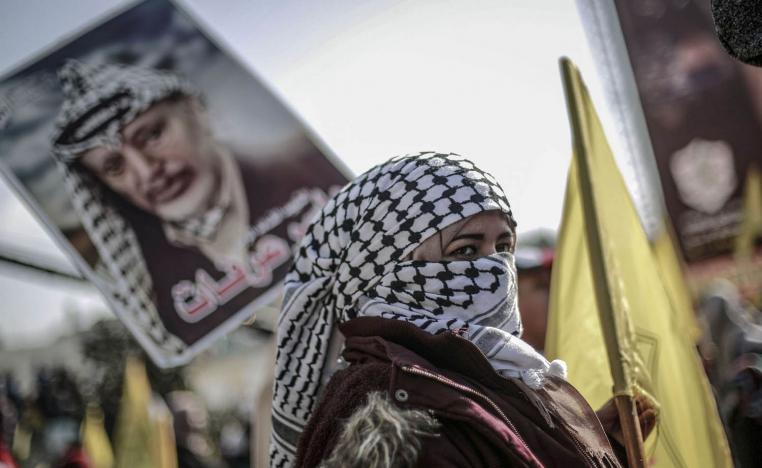 فلسطينيون يرفعون صورة عرفات في ذكرى رحيله