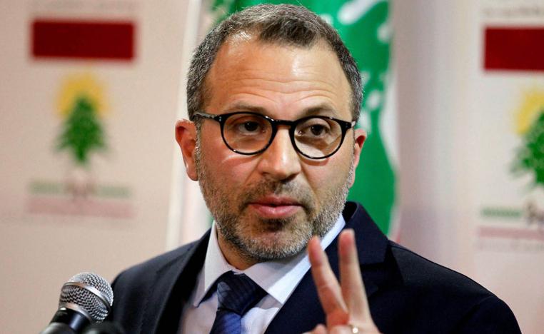 وزير الخارجية اللبناني جبران باسيل يلوح بشارة النصر