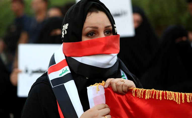 عراقية تتظاهر في البصرة احتجاجا على تردي الخدمات والفساد